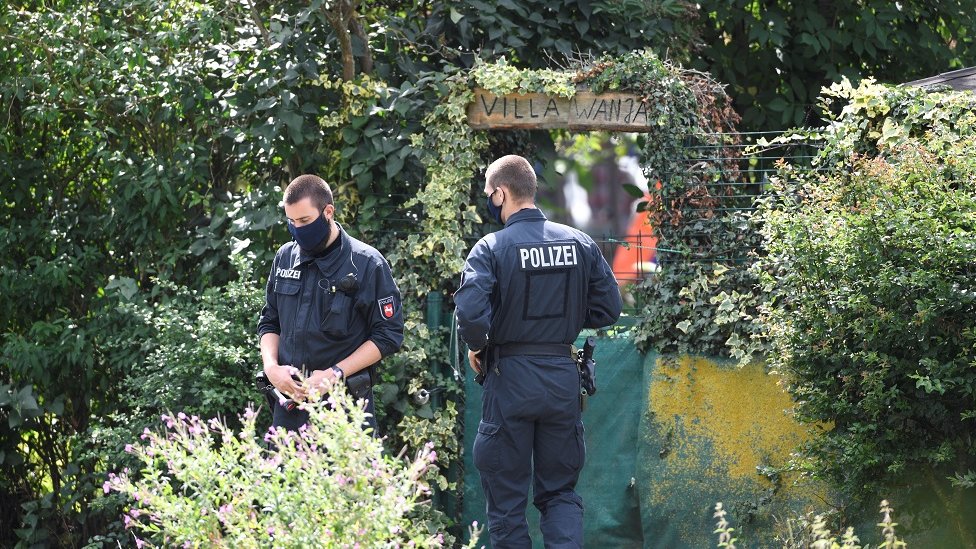 Полиция работает на участке, где они начали раскопки, на участке возле Ганновера, Германия 29 июля 2020 г.