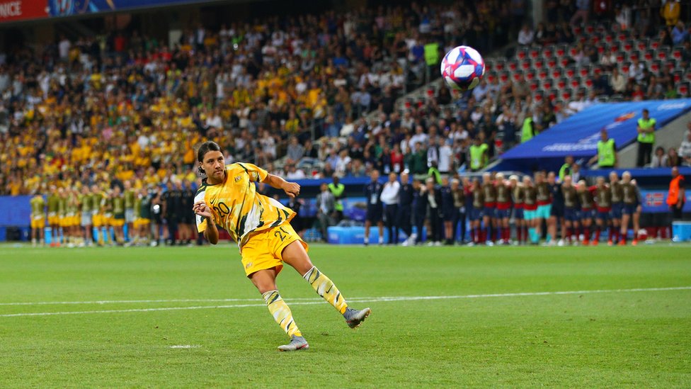Футболист Матильды Сэм Керр пинает мяч на поле на матче чемпионата мира против Норвегии