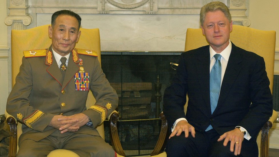 El periodo de mayor acercamiento entre Corea del Norte y Estados Unidos se produjo durante el mandato de Bill Clinton. El subjefe de la Comisión de defensa de Corea del Norte, Jo Myong-rok, y el presidente de Estados Unidos, Bill Clinton, en el año 2000.