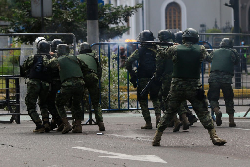 Policías disparan gases lacrimógenos en medio de una protesta en Quito, Ecuador.