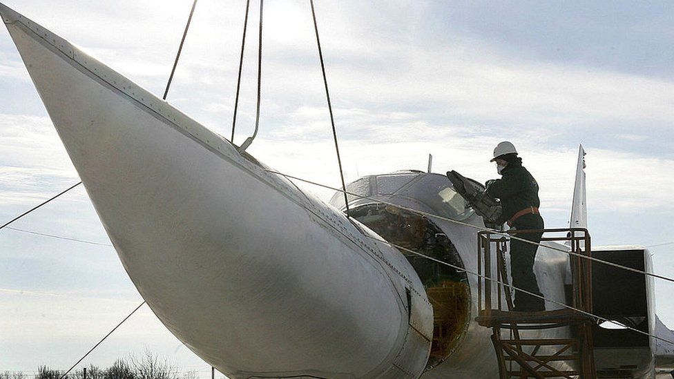 Aeronave com capacidade de lançar armas atômicas sendo desmantelado na Ucrânia em 2006