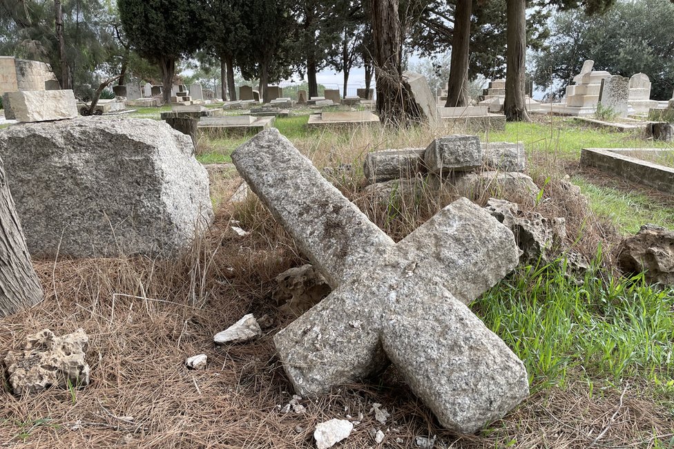 Tumbas profanadas en el cementerio del Monte Sión en Jerusalén.