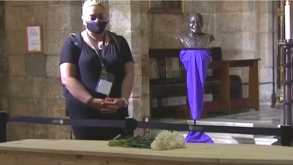 Desmond Tutu: Mourners queue to pay respects as body lies in state