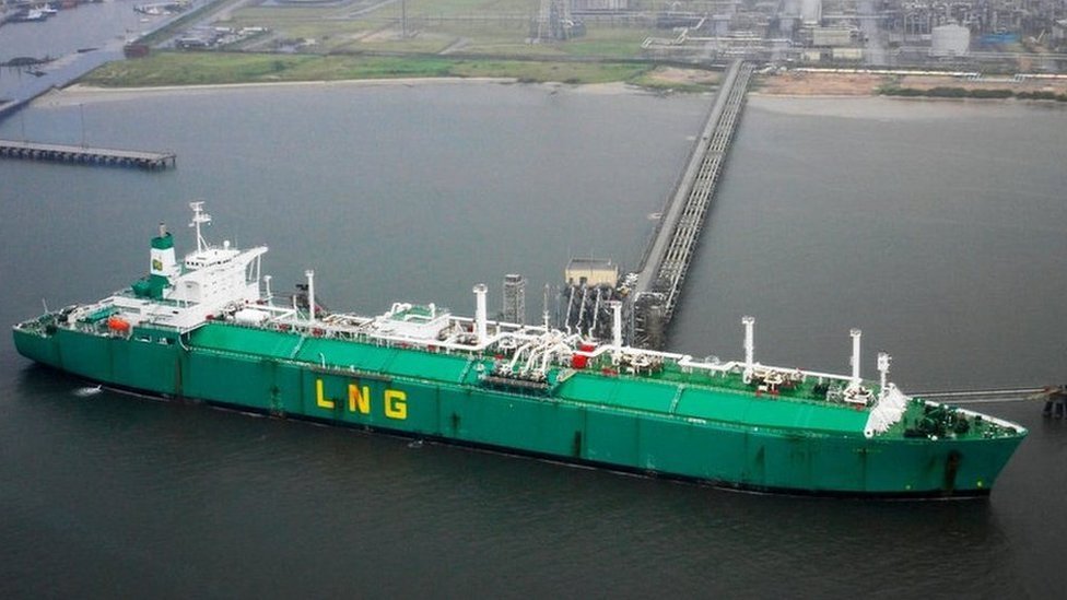 سفينة تحمل الغاز من مصنع الغاز الطبيعي المسال النيجيري في جزيرة بوني 2004