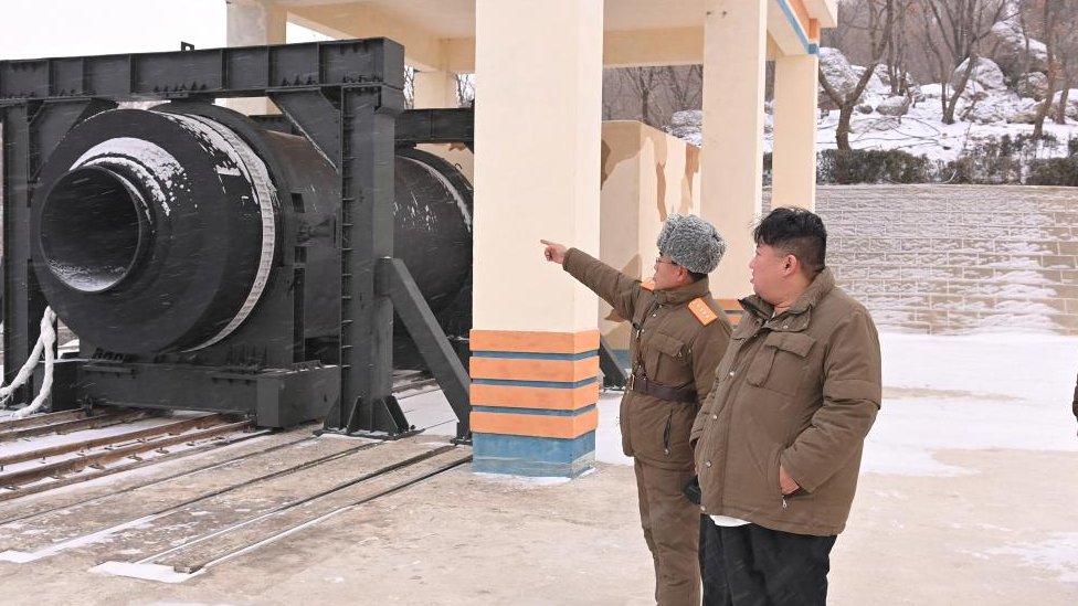 [출처: Reuters] 북한 김정은 국무위원장이 2022년 12월 15일 북한 동창리 서해위성발사장에서 신형 전략무기 개발의 일환으로 대출력 고체연료발동기의 첫 지상분출시험장을 시찰하는 모습