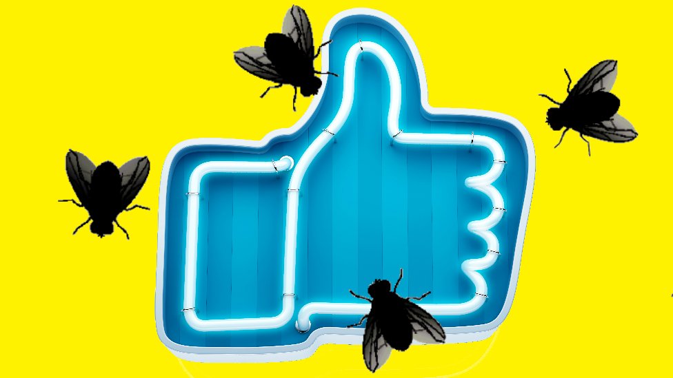 Иллюстрация мух, парящих над значком «Нравится» в Facebook.
