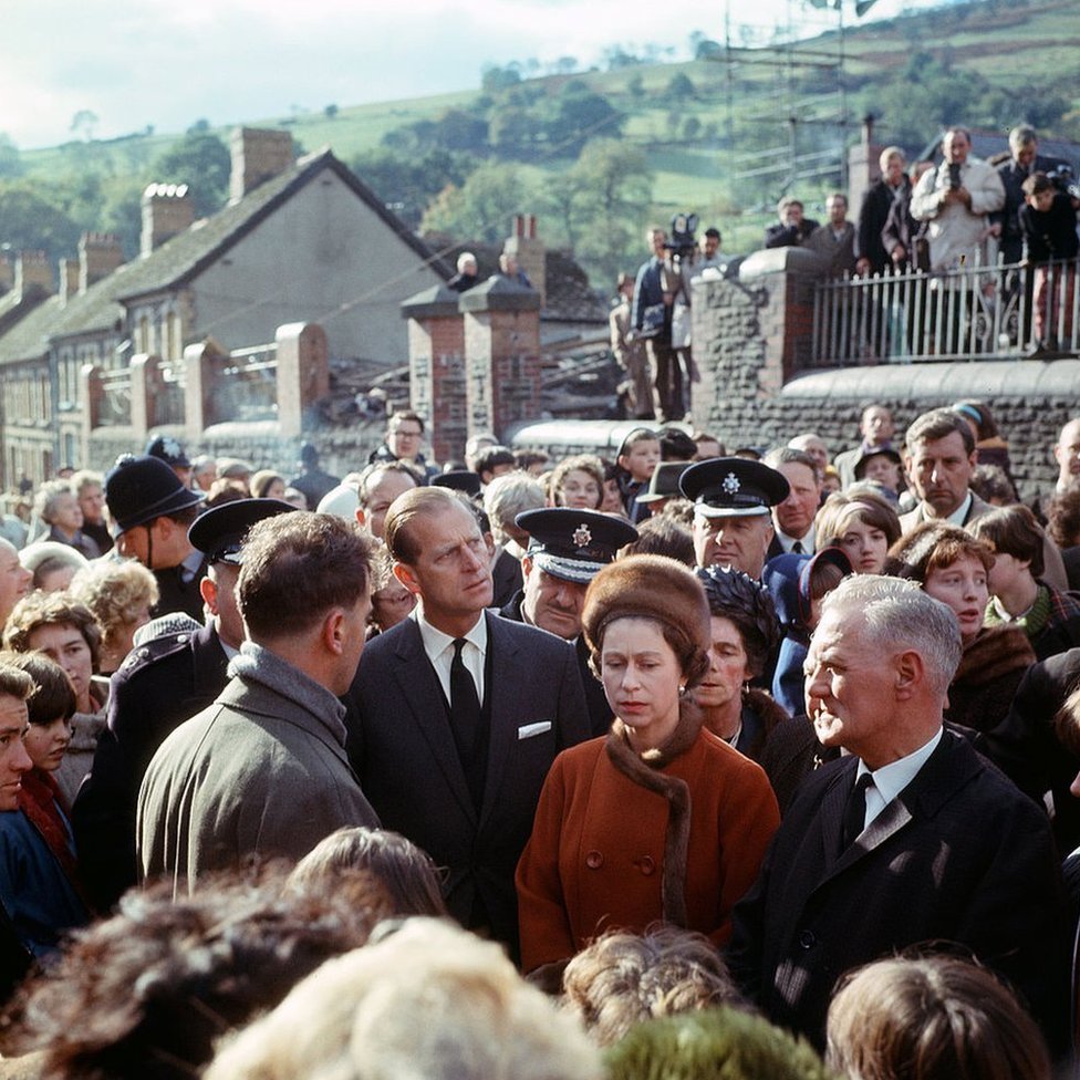 1966年10月29日，女王和菲利浦訪問艾伯凡（Aberfan）