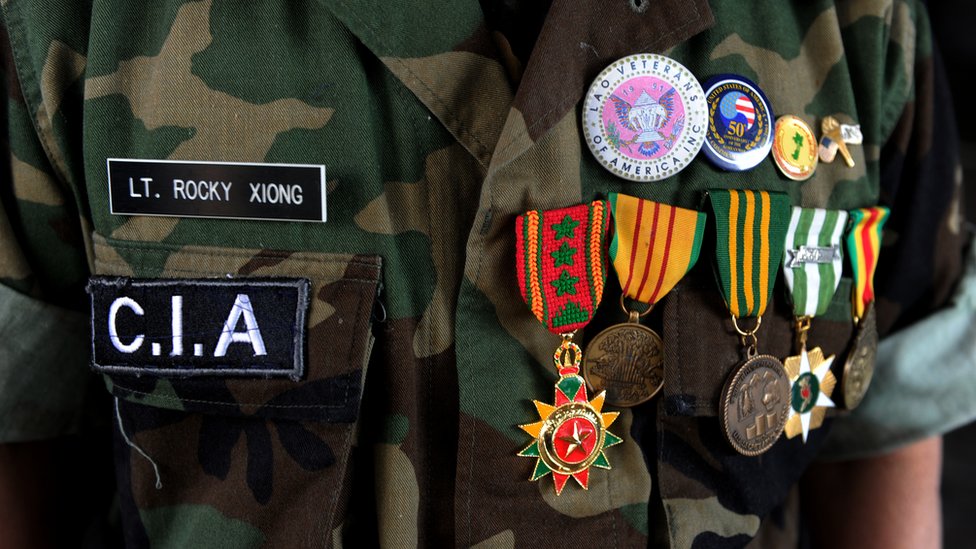 Soldado hmong con sus medallas