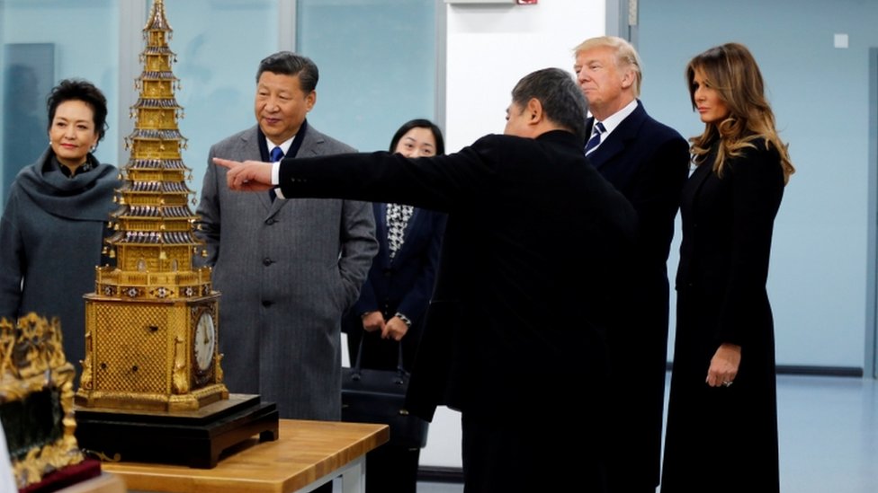 Президент США Дональд Трамп и президент Китая Си Цзиньпин посещают научную лабораторию консервации Запретного города в Пекине