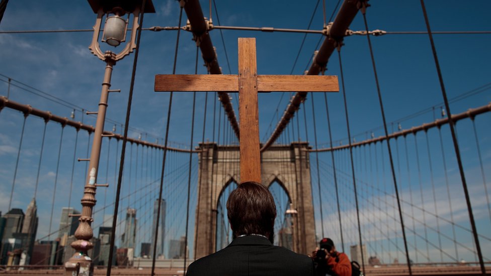 Las procesiones por Semana Santa también pasaron por el famoso puente de Brooklyn, en Nueva York. Procesión en Nueva York
