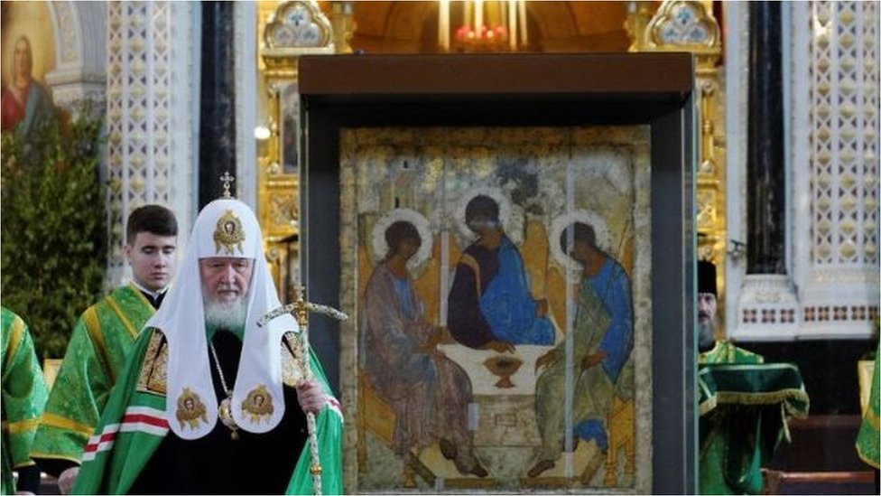 Ukraine war: Holy Trinity painting on display in Moscow