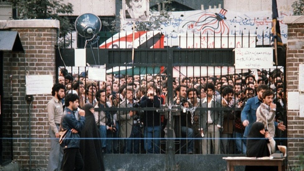 Tahran'daki ABD Büyükelçiliği önünde protesto gösterisi