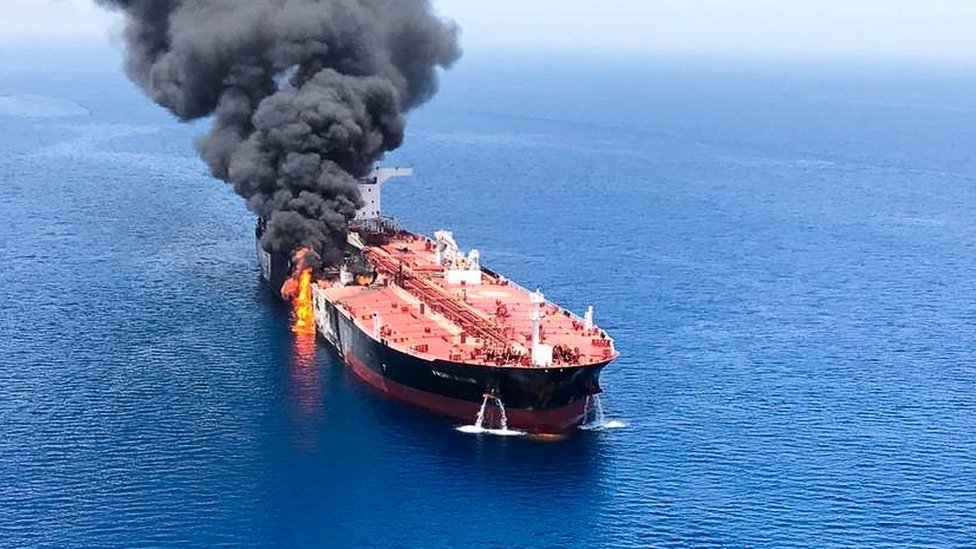 El petrolero Front Altair incendiado en el Golfo de Omán