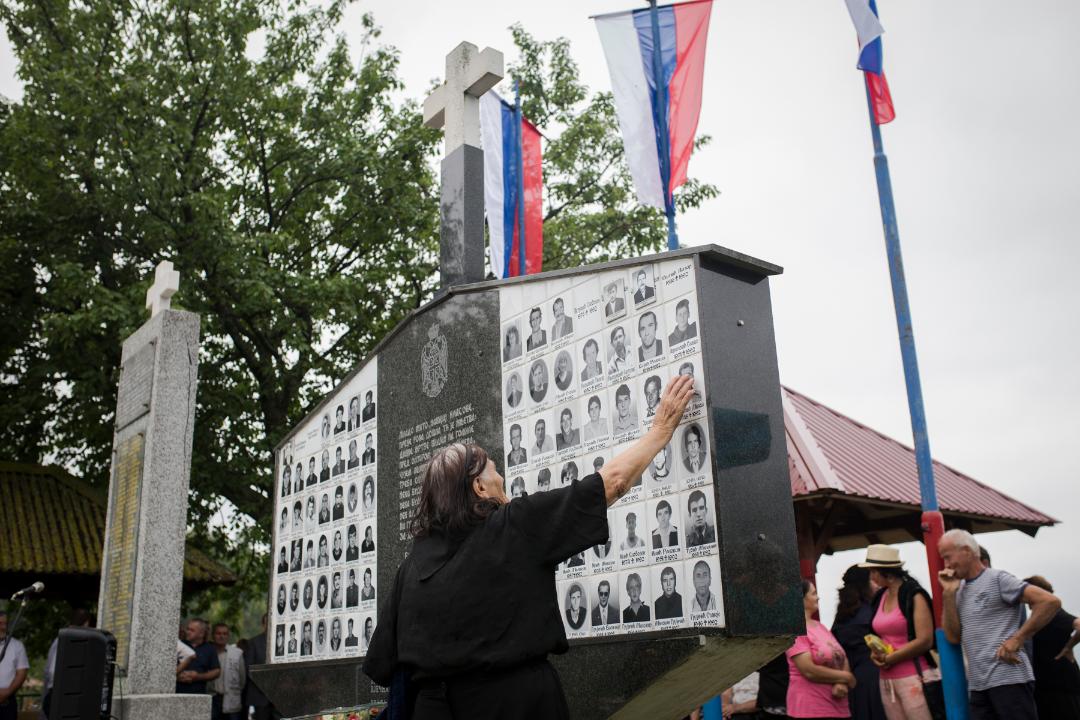 Žena kraj spomenika srpskim žrtvama u selu Zalazje, Srebrenica 2018.