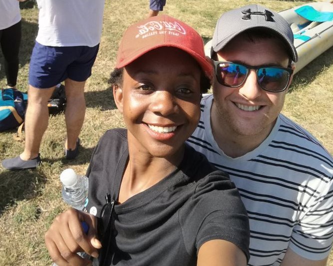 Zanele y Jamie en la autofoto que se tomaron junto a la canoa.