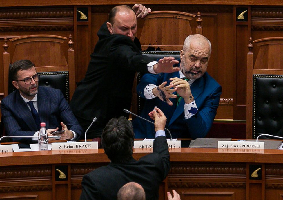 Opozicioni parlamentarac u Tirani isprskao je Edija Ramu mastilom