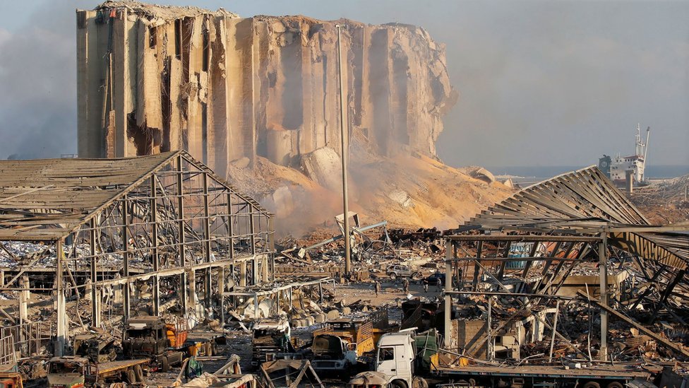Остатки зернохранилищ порта Бейрута и разрушенных складов после взрыва 4 августа 2020 г.