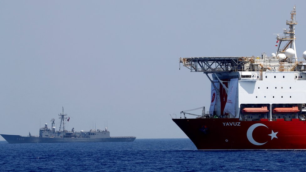 Турецкое буровое судно Yavuz сопровождается турецким военным судном в восточной части Средиземного моря у берегов Кипра