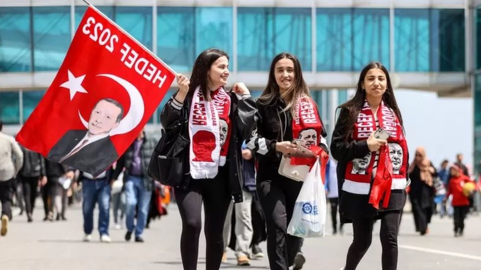 فتيات يحملن صورة إردوغان