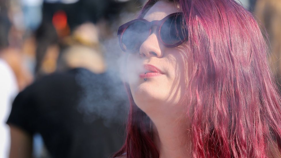 Mujer fumando marihuana