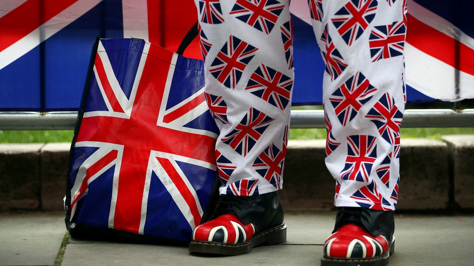 Un par de piernas cubiertas de banderas de Reino Unido