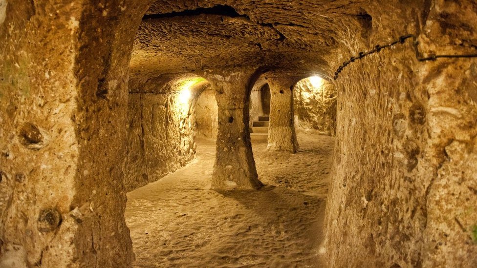 Derinkuyu é composta por 18 níveis de túneis que descem a mais de 85 metros abaixo da superfície