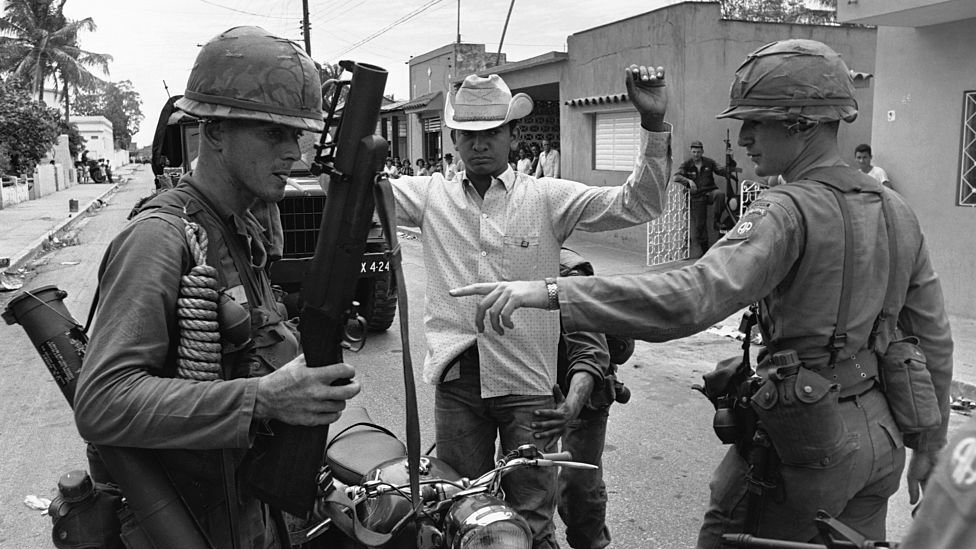Воздушно-десантные войска армии США разыскивают подозреваемого во время оккупации Доминиканской Республики в 1965 году.