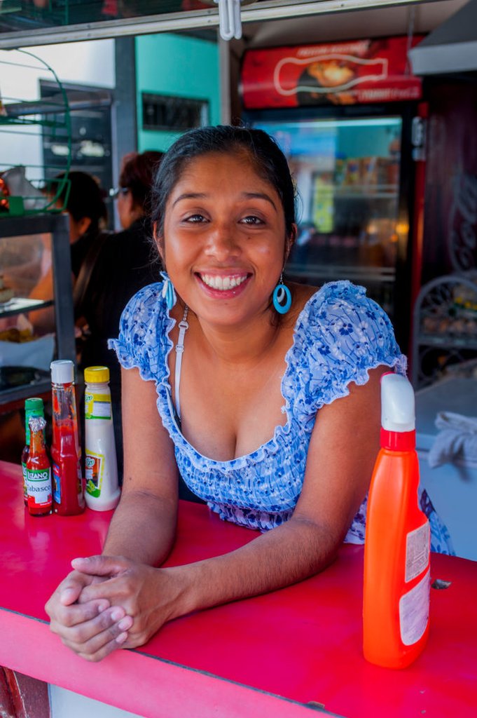 Mujer costarricense en un café en Costa Rica.