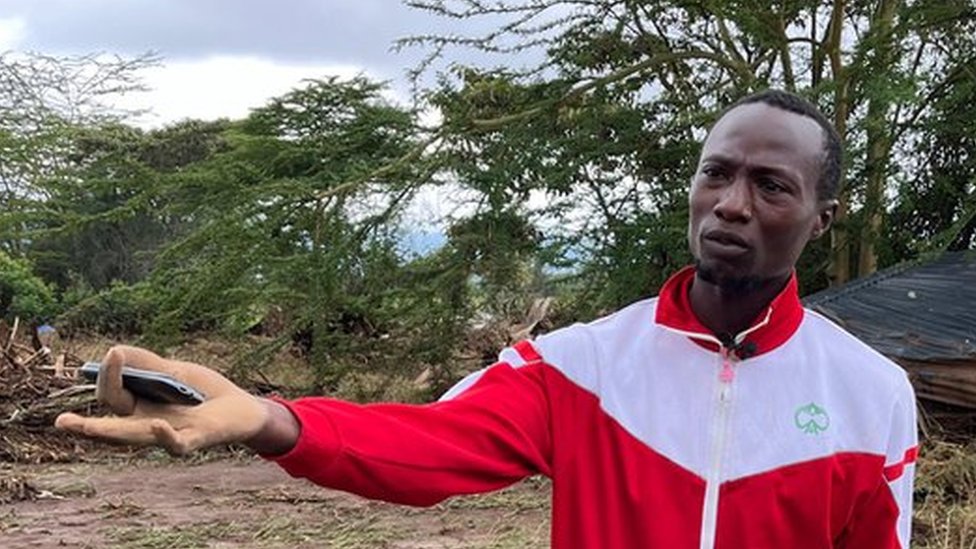 Kenya floods: Survivors seek loved ones as evacuation ordered