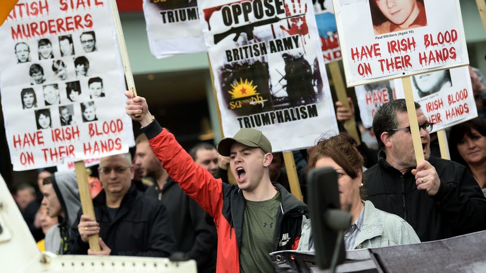 Protesta contra el ejército británico en Irlanda del Norte