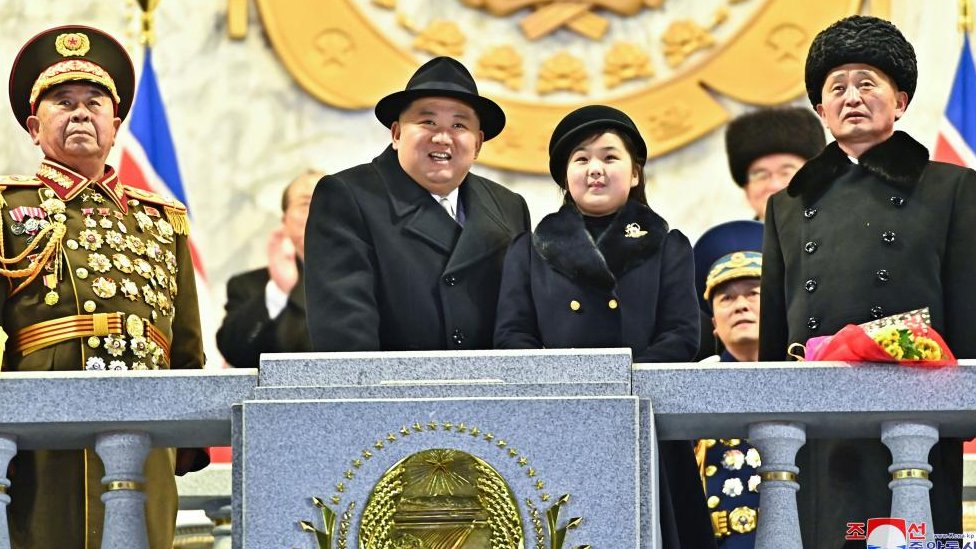 Kim Džong un sa ćerkom Kim Ču posmatra paradu