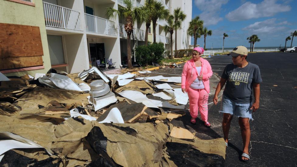 El sesgo de resultados ha tenido consecuencias mortales debido a riesgos desestimados, como fue el caso del colapso de la nave Columbia de la NASA y algunos desastres naturales. Un hombre y una mujer valoran los efectos de una tormenta