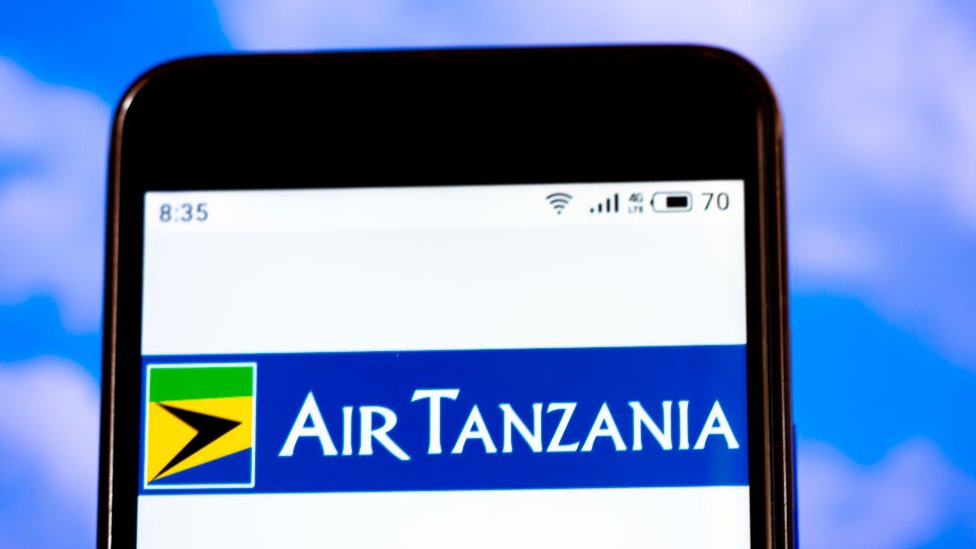 На этой фотографии логотип Air Tanzania Company Limited отображается на смартфоне.