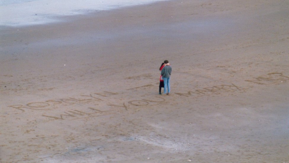 Два человека на пляже