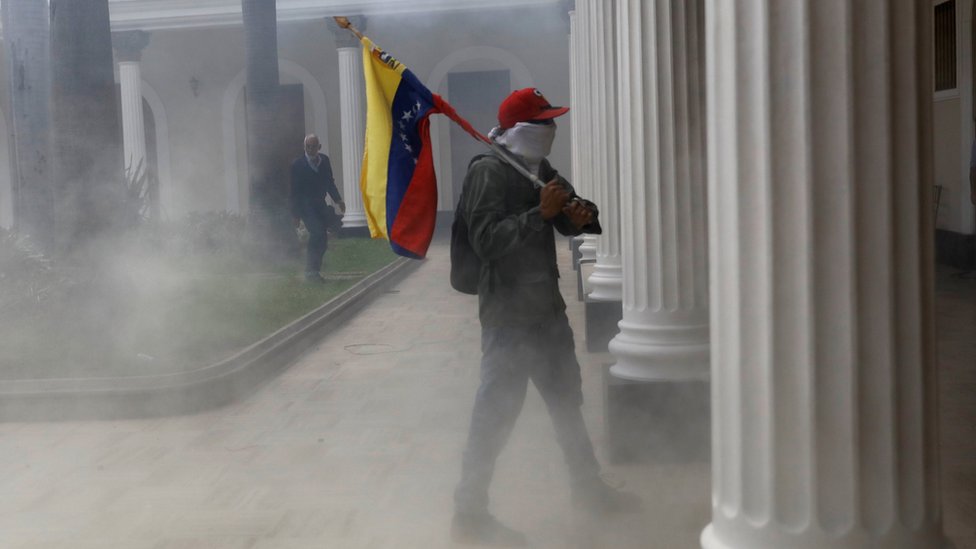 No es la primera vez que se producen actos de asedio y enfrentamientos en la Asamblea Nacional venezolana. Simpatizante oficialista