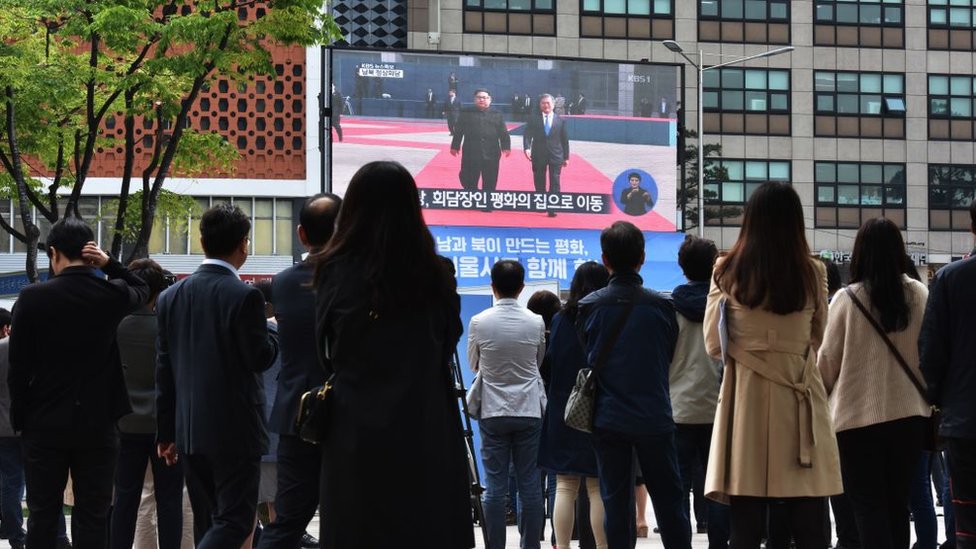 Pantalla Kim y Moon. Pantalla Kim y Moon.