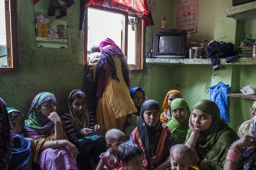 Дом в Хаджури Хас, заполненный женщинами и детьми, сидел на полу