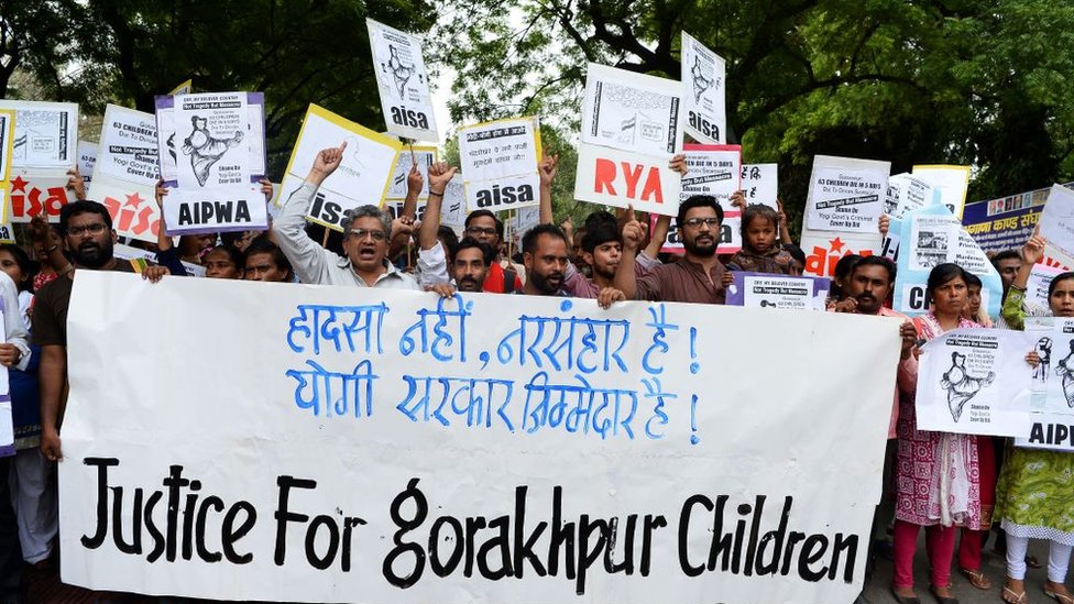 Активисты и индийские студенты проводят акцию протеста в Дели в 2017 году против гибели детей в больнице Горакхпур.