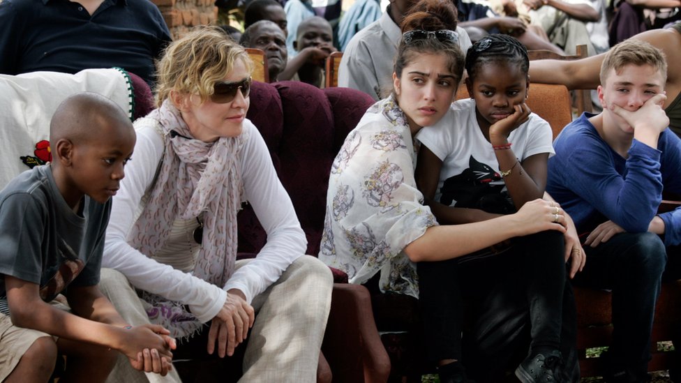 Мадонна с детьми (слева направо): Дэвид, Лурдес, Мерси и Рокко посещают Малави в 2013 году