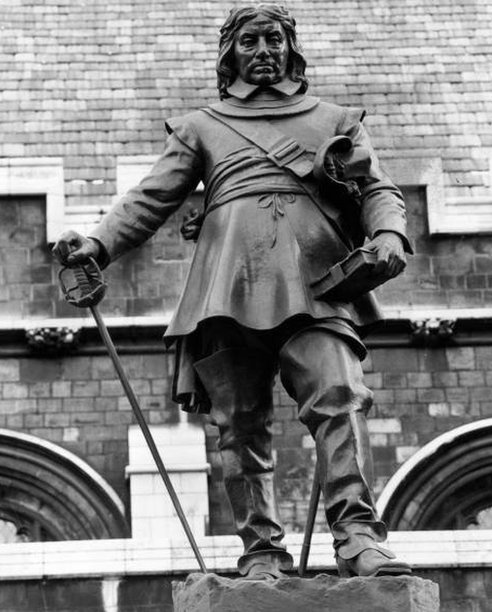 تمثال أوليفر كرومويل خارج البرلمان