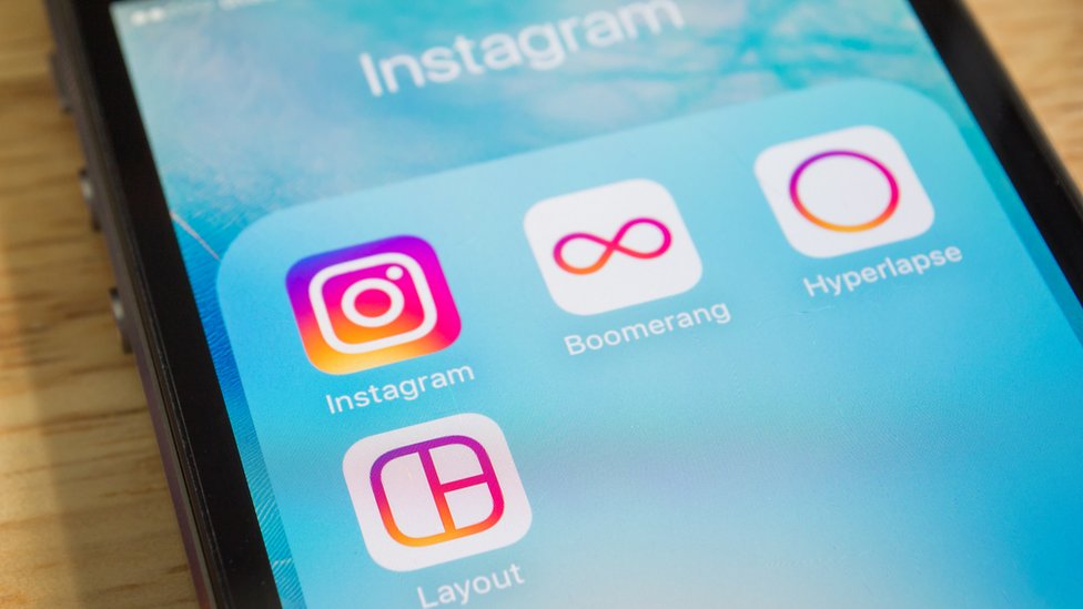 Pantalla de celular con diversas aplicaciones para Instagram.
