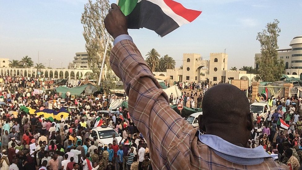 Sudan'ın başkenti Hartum'da askeri karargah önünde protestolar sürüyor