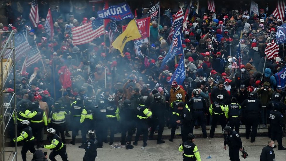 Una fila de policías intenta impedir el paso de miles de seguidores de Trump el 6 de enero de 2021.