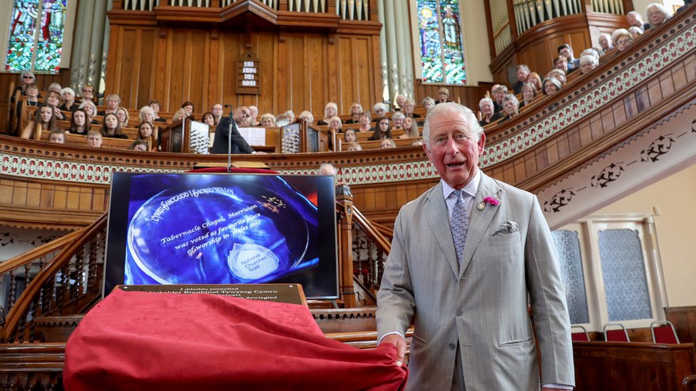 Принц Чарльз открывает мемориальную доску в Суонси