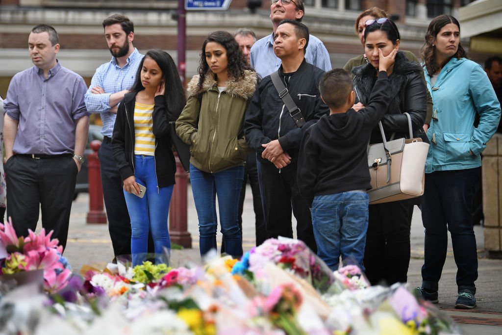 El ataque dejó 22 personas muertas, 59 heridos, de los cuales 20 permanecen en estado crítico. Flores en Manchester