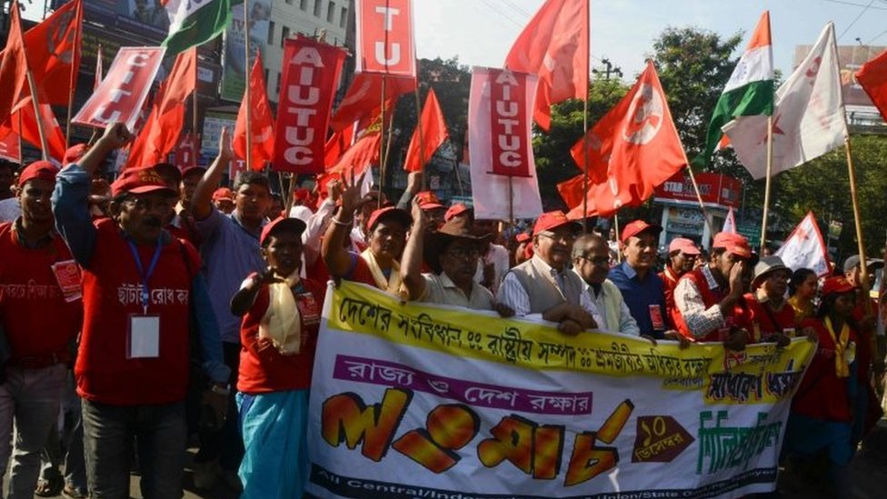 Индийские активисты левой торговли профсоюзы вместе с другими профсоюзами присутствуют на митинге, организованном в знак протеста против законопроекта о внесении поправок в закон о гражданстве 2019 года и Национального реестра граждан (NRC), введенного партией Бхаратия Джаната (BJP), возглавляемой центральным правительством, в Силигури 10 декабря 2019 г. -
