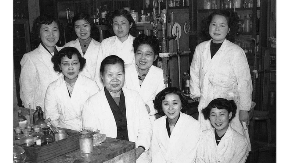 Michiyo Tsujimura junto a otras científicas pioneras en Japón.