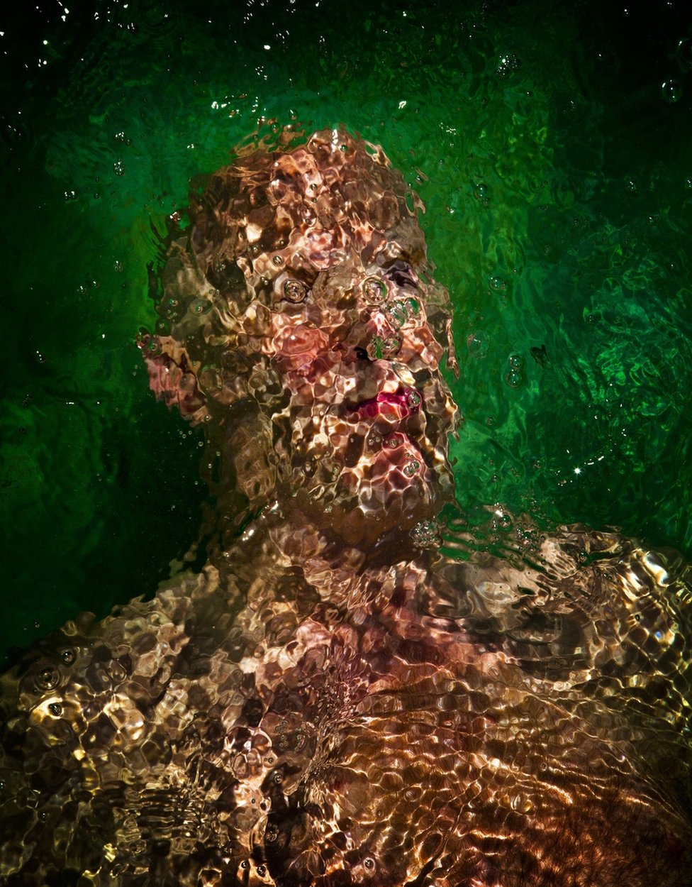 Портрет человека под водой
