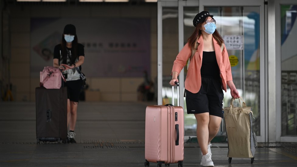 兩位女性旅客步出中國深圳灣口岸港方口岸區（15/9/2021）
