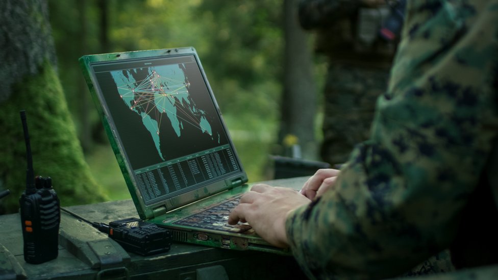 Militar frente a computadora
